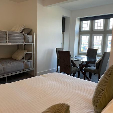 Harbour Watch Hotel Хоулихед Екстериор снимка