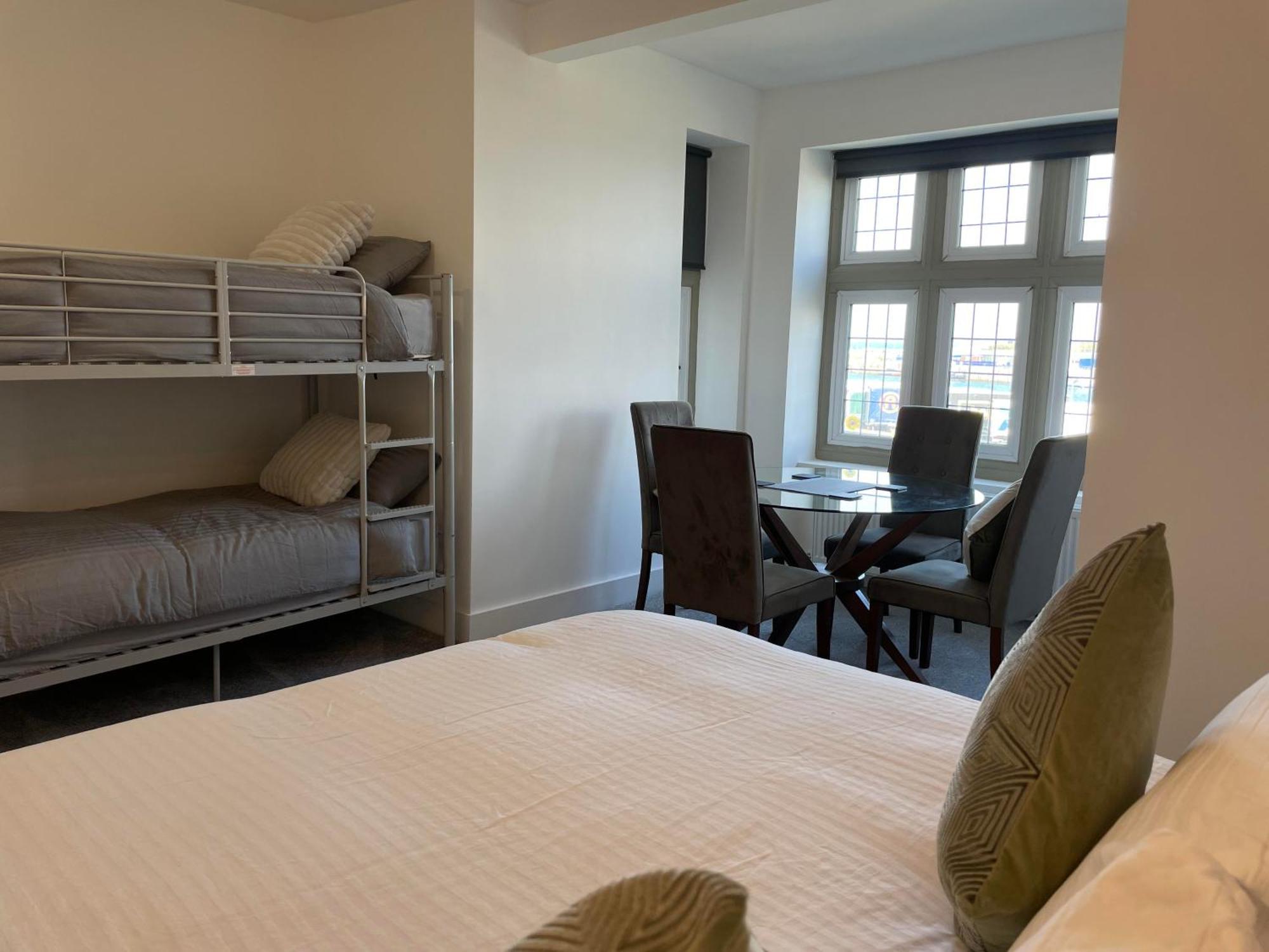 Harbour Watch Hotel Хоулихед Екстериор снимка
